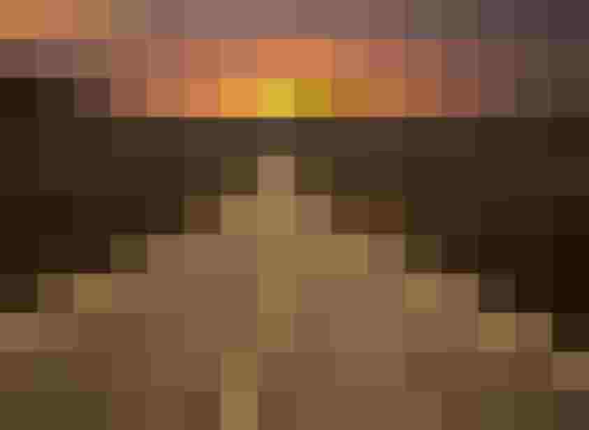 Gerade Landstraße durch Vulkanlandschaft bei Sonnenuntergang, romantische Atmosphäre