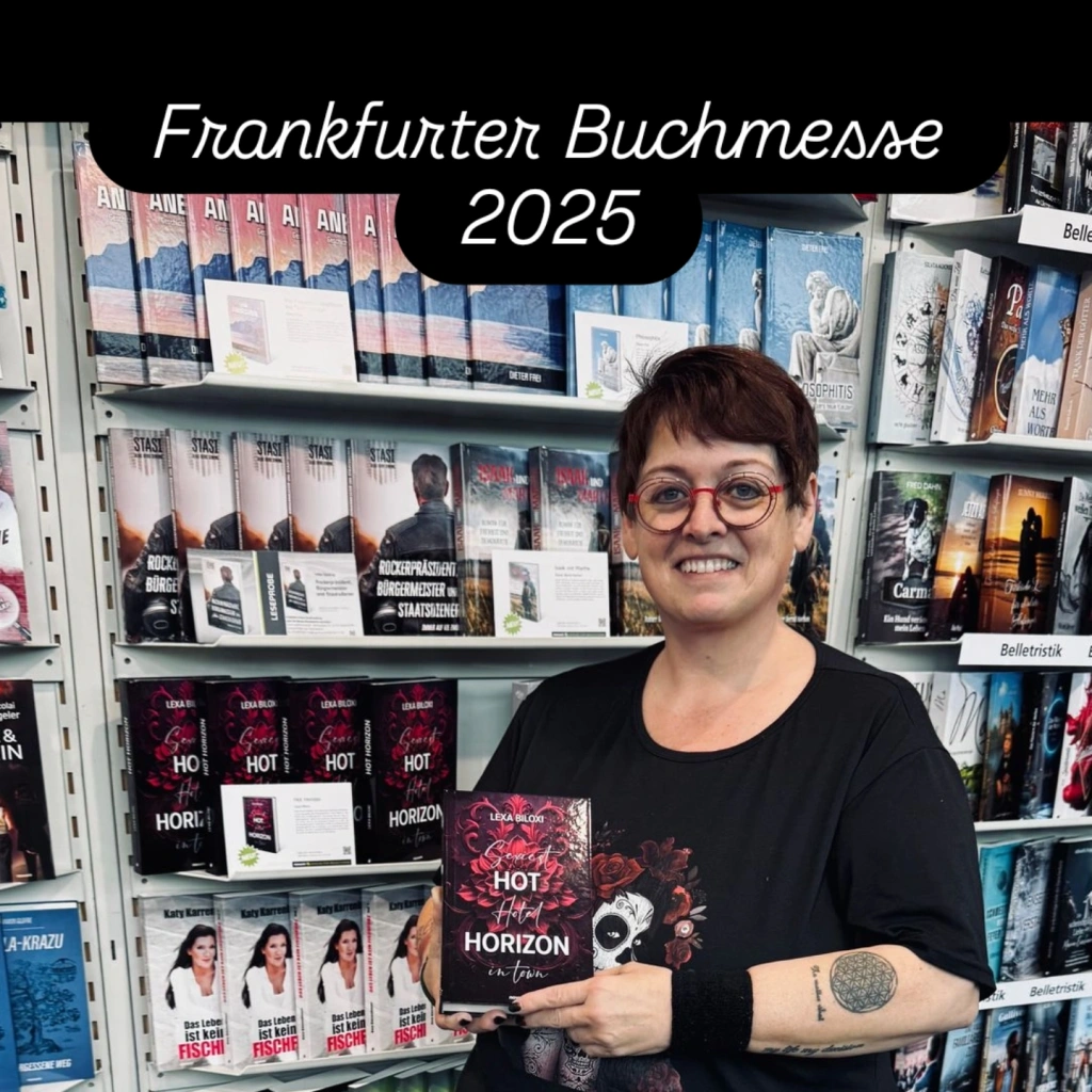 Person am Bücherstand hält den Roman Hot Horizon vor einer Regalwand hoch